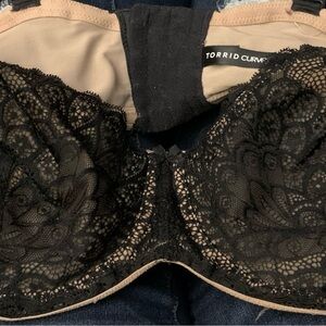 TORRID BLACK LACE UNDERWIRE BRA 42DD
CONVERTIBLE